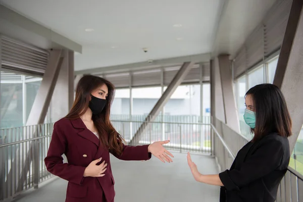 Mulheres Asiáticas Usam Máscara Facial Para Proteger Vírus Covid Distanciamento — Fotografia de Stock