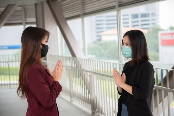 Mulheres Asiáticas Usam Máscara Facial Para Proteger Vírus Covid Distanciamento — Fotografia de Stock
