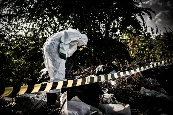 Cientista Asiático Vestindo Terno Proteção Química Trabalhando Zona Perigosa Coletando — Fotografia de Stock