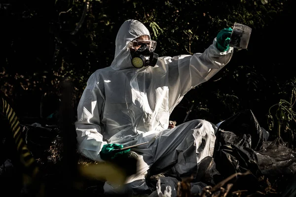 Cientista Asiático Vestindo Terno Proteção Química Trabalhando Zona Perigosa Coletando — Fotografia de Stock