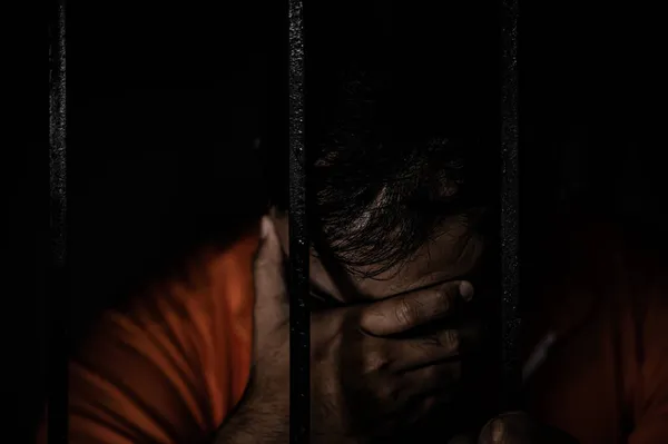 Retrato Hombre Desesperado Por Atrapar Prisión Hierro Concepto Prisionero — Foto de Stock