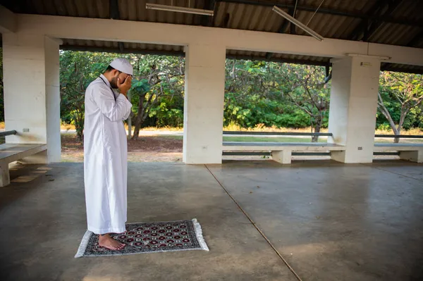 Hombre Islam Asiático Rezando Concepto Festival Ramadán —  Fotos de Stock