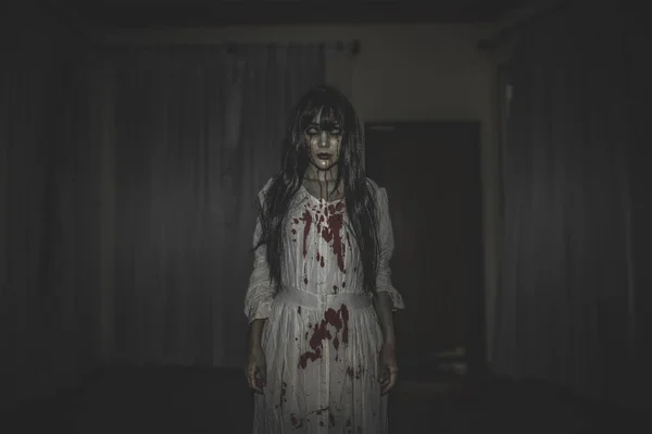 Porträtt Asiatisk Kvinna Utgör Spöke Ansikte Zombie Halloween Koncept — Stockfoto