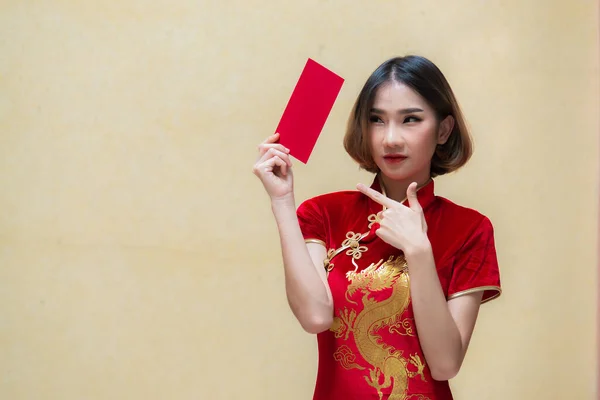 清サムのドレスの肖像画の美しいアジアの女性 幸せな中国の新年のコンセプト — ストック写真