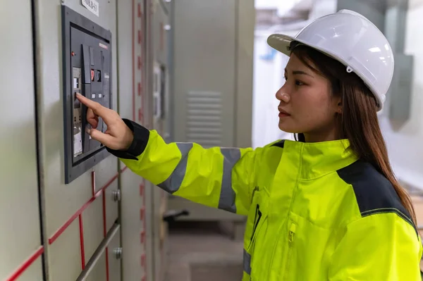 Asiatischer Elektroingenieur Mit Klemmbrett Zur Überprüfung Und Überwachung Des Elektrischen — Stockfoto