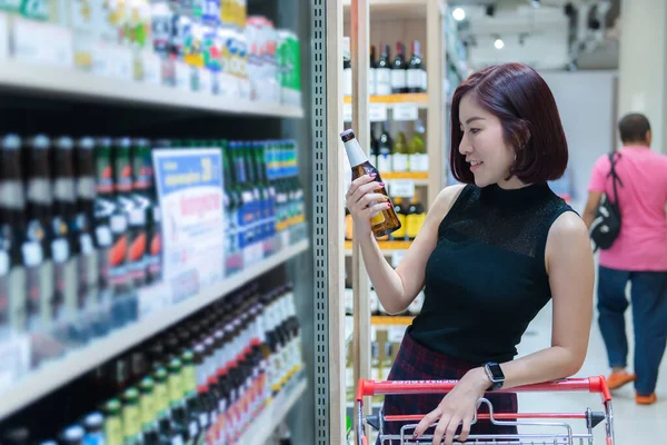 Linda Mulher Asiática Andando Compras Supermercado Tempo Para Relaxar Comprar — Fotografia de Stock