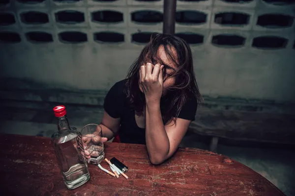 Asiática Mujer Bebiendo Vodka Solo Casa Noche —  Fotos de Stock