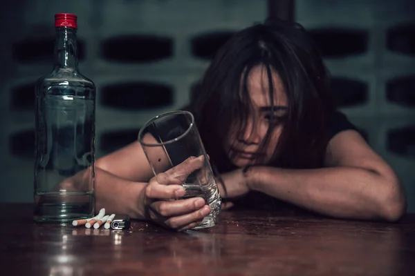 Femme Asiatique Buvant Vodka Seule Maison Nuit — Photo