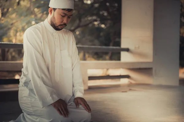 Hombre Islam Asiático Rezando Concepto Festival Ramadán —  Fotos de Stock