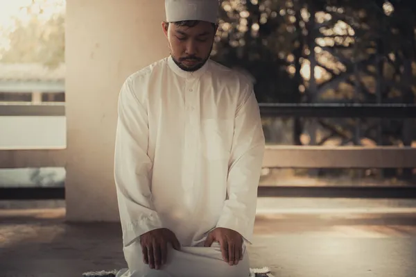 Hombre Islam Asiático Rezando Concepto Festival Ramadán — Foto de Stock