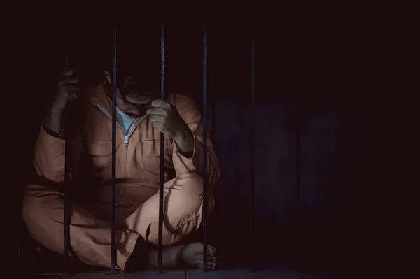 Demir Hapisaneyi Yakalamak Isteyen Bir Adamın Portresi Mahkum Konsepti — Stok fotoğraf