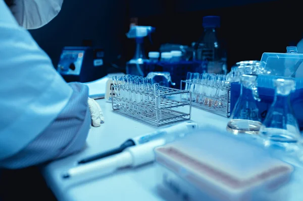 Kimyager, laboratuvarda antiretroviral ilaçlar, COVID-19 'a karşı potansiyel ilaç ve aşı üreticileri bulmak için kimyasalları karıştırdı.