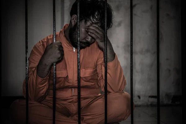 Ritratto Uomo Alla Disperata Ricerca Una Prigione Ferro Concetto Prigioniero — Foto Stock