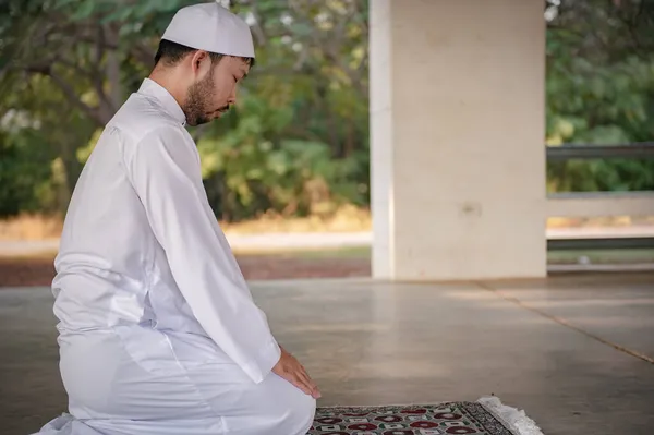 Asiatico Islam Uomo Pregare Ramadan Festival Concetto — Foto Stock