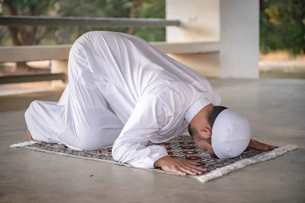 Hombre Islam Asiático Rezando Concepto Festival Ramadán —  Fotos de Stock