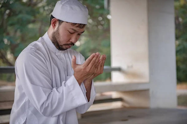 Чоловік Азіатського Ісламу Молитва Концепція Фестивалю Рамадан — стокове фото
