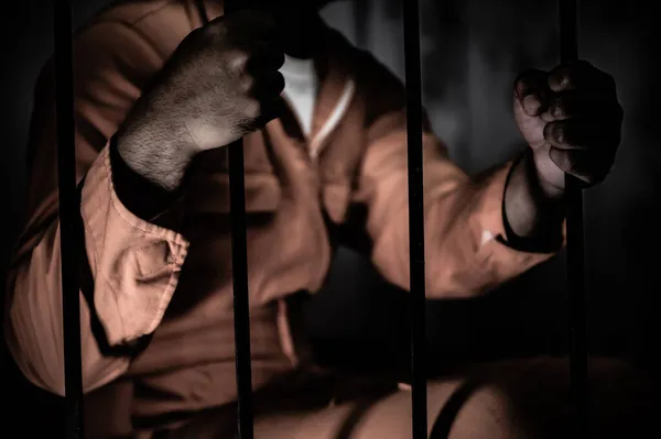 Portret Mężczyzny Zdesperowanego Złapać Żelazne Więzienie Koncepcja Więźnia — Zdjęcie stockowe
