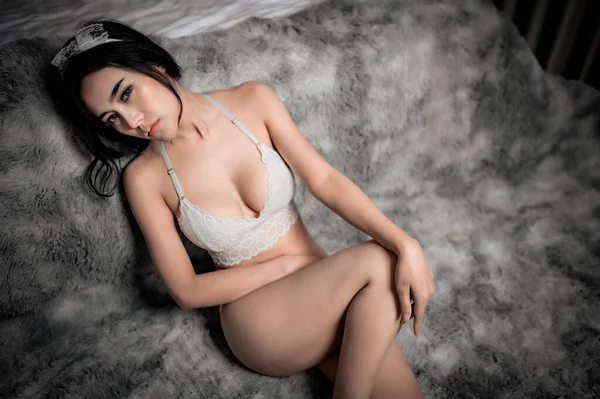 Portret Azjatyckiej Seksownej Kobiety Sypialni — Zdjęcie stockowe