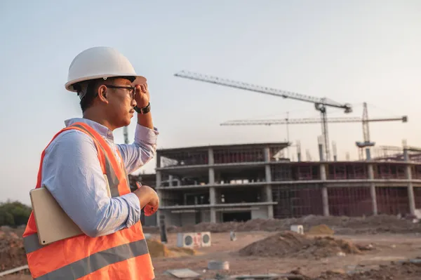 Ingeniero Asiático Trabajando Sitio Gran Proyecto Construcción — Foto de Stock