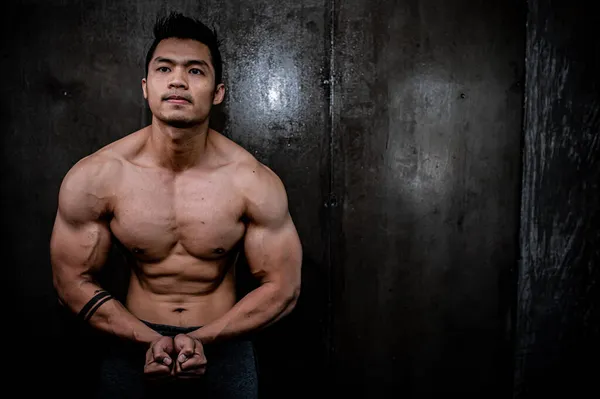 Портрет Азиатского Мужчины Большими Мышцами Тренажерном Зале Тренировка Хорошего Здоровья — стоковое фото