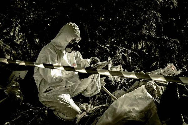Científico Asiático Con Traje Protección Química Que Trabaja Zonas Peligrosas — Foto de Stock