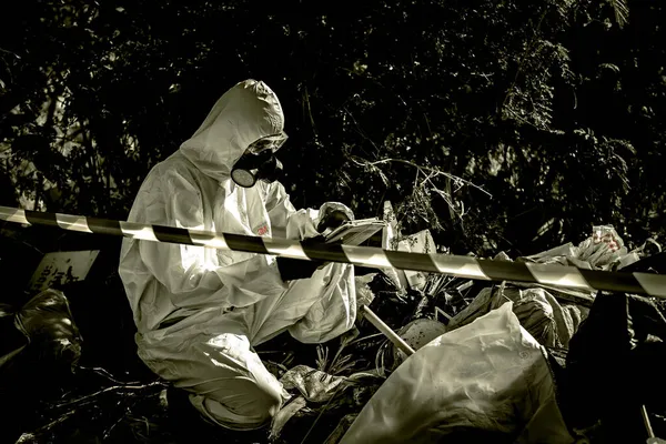 Cientista Asiático Vestindo Terno Proteção Química Trabalhando Zona Perigosa Coletando — Fotografia de Stock