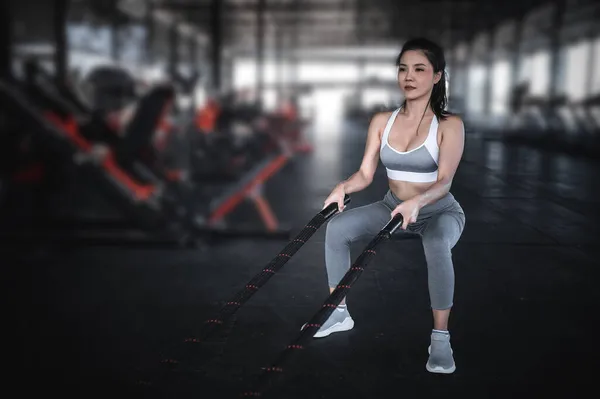 Asiática Fuerte Mujer Ejercicio Con Batalla Cuerdas — Foto de Stock