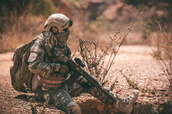 砂漠での戦争に特殊部隊の兵士 タイ人 陸軍兵士最前線をパトロール — ストック写真