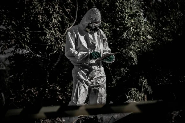 Ασιάτης Επιστήμονας Στολή Χημικής Προστασίας Που Εργάζεται Επικίνδυνη Ζώνη Συλλέγοντας — Φωτογραφία Αρχείου