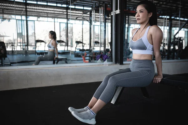 Asiático Delgado Mujer Jugar Tríceps Gimnasio — Foto de Stock