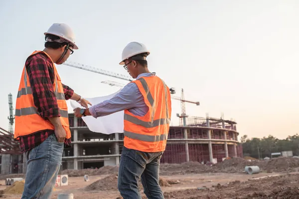 Zwei Asiatische Ingenieure Arbeiten Auf Der Baustelle Eines Großen Bauprojekts — Stockfoto