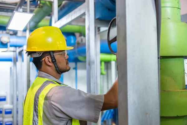 Ingeniero Asiático Que Usa Gafas Que Trabajan Sala Calderas Comprobación — Foto de Stock