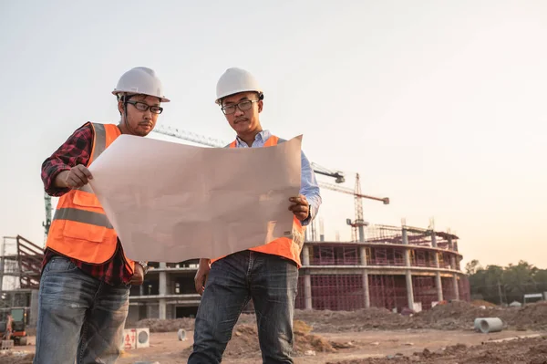 两名在一个大型建筑工程工地工作的亚洲工程师 — 图库照片