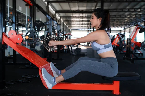 Hermosa Mujer Asiática Jugar Fitness Gimnasio Utilice Máquina Para Jugar — Foto de Stock