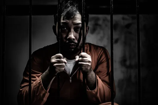 Портрет Человека Отчаянно Пытающегося Поймать Железную Тюрьму Концепция Заключенного — стоковое фото