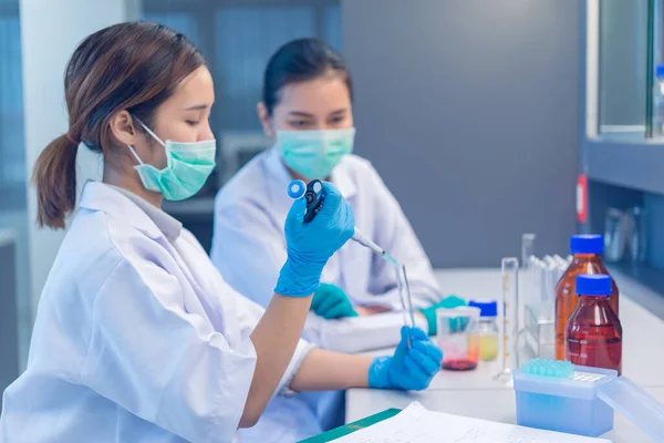 化学者は 研究室で抗レトロウイルス薬を見つけるために化学物質を混合 Covid 19に対する潜在的な薬やワクチンの開発者 — ストック写真