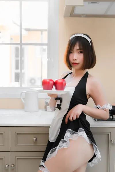 美しいですアジアのセクシー女性の肖像 キッチンルーム — ストック写真