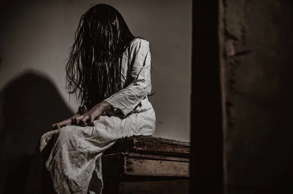 Asyalı kadın portresi hayalet yüzü, zombi, Cadılar Bayramı konsepti