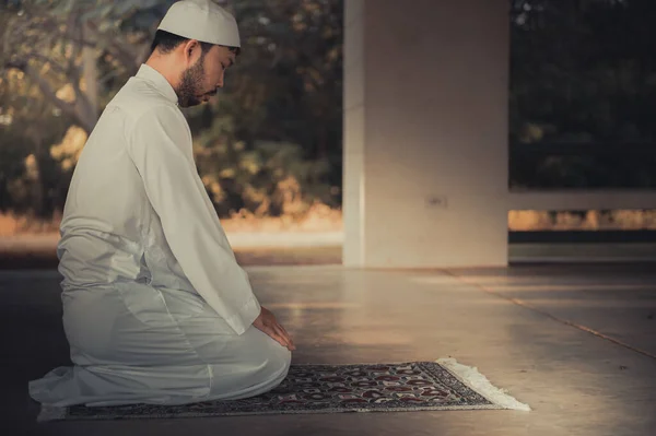 Hombre Islam Asiático Rezando Concepto Festival Ramadán —  Fotos de Stock