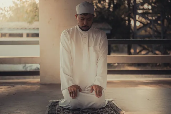 Ασιάτης Ισλαμιστής Άνθρωπος Προσεύχεται Ραμαζάνι Έννοια Φεστιβάλ — Φωτογραφία Αρχείου