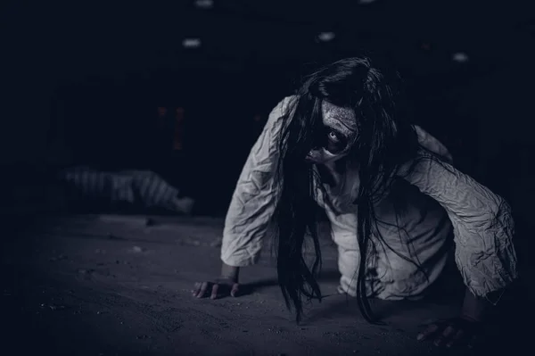 Retrato Mulher Asiática Com Fantasma Compõem Cena Horror Conceito Halloween — Fotografia de Stock