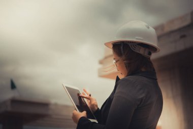 Köprü inşaatında çalışan mühendis kadın.