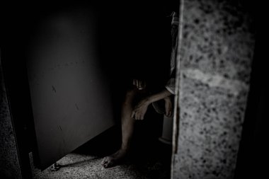 Hayalet makyajlı Asyalı kadın portresi, korku sahnesi, Cadılar Bayramı konsepti. 