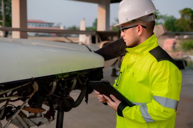 Uçağın motorunu tamir eden teknisyen, uçak motorunu kontrol eden tamirci.