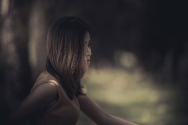 Güzel Taylandlı kadın karşılıksız aşktan çok üzgün, yeniden düşün, düşün, eski tarz, karanlık ton, kırık kalp, Asyalı kız