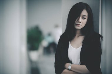 Güzel Taylandlı kadın karşılıksız aşktan çok üzgün aşkı, klasik tarzı, karanlık tonu, kırık kalbi, Asyalı kızı tekrar düşünüyor ve düşünüyor.