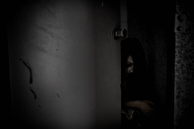 Hayalet makyajlı Asyalı kadın portresi, korku sahnesi, Cadılar Bayramı konsepti. 