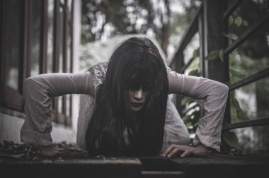 Asyalı kadın portresi hayalet yüzü, zombi, Cadılar Bayramı konsepti