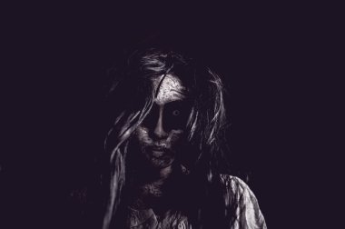 Hayalet makyajlı Asyalı kadın portresi, korku sahnesi, Cadılar Bayramı konsepti. 