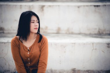 Asyalı kadın aşktan üzgün, kalbi kırık kadın konsepti